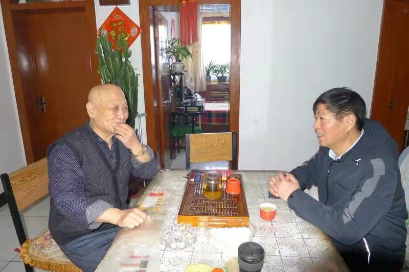 春節(jié)前夕公司黨委委員、副總經(jīng)理王潤貴代表公司黨委班子看望軍轉干部余永升，送去米、面等慰問品。